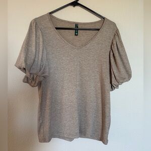 NWOT Women's V-Neck Puff Sleeve Tee in Taupe
